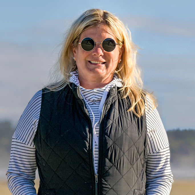Jeanette smiling at Nye beach in Newport.